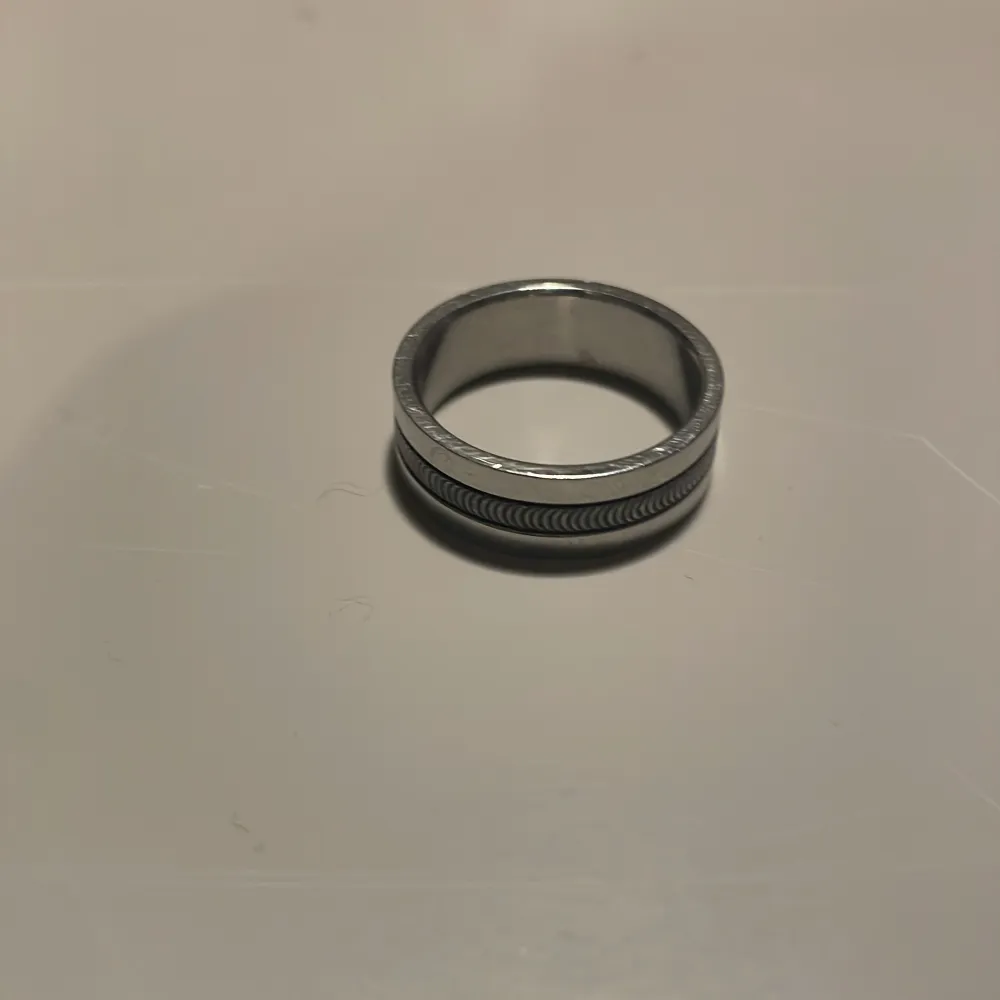 Rostfri ring som inte kommer till användning. Runt 20 mm i diameter . Accessoarer.