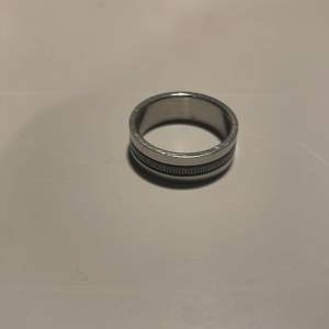 Rostfri ring som inte kommer till användning. Runt 20 mm i diameter 