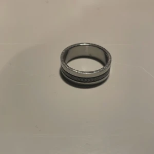 Rostfri ring - Rostfri ring som inte kommer till användning. Runt 20 mm i diameter 
