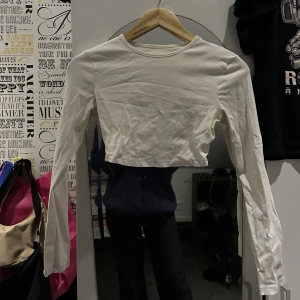 Långärmad crop top - Vit crop top från SHEIN i storlek xs. Stretchigt och skönt material