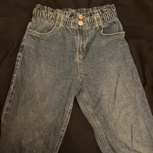 Nästan oanvända jeans, storlek 140 ~10 år. 