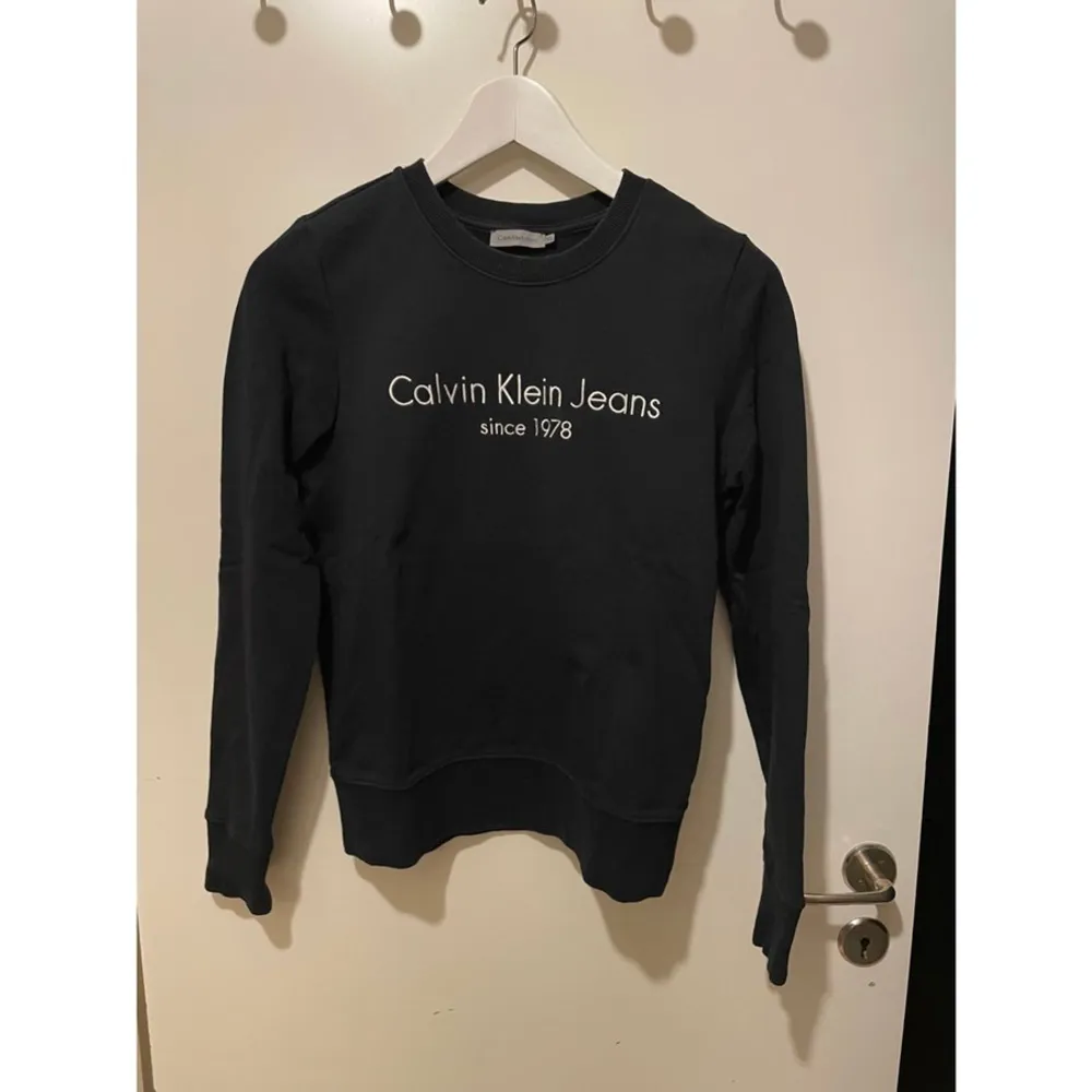 En svart sweatshirt från Calvin Klein. Säljer pga ingen användning och synd att slänga. Tröjor & Koftor.
