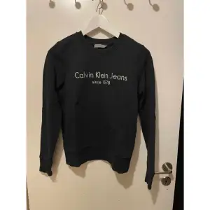 En svart sweatshirt från Calvin Klein. Säljer pga ingen användning och synd att slänga