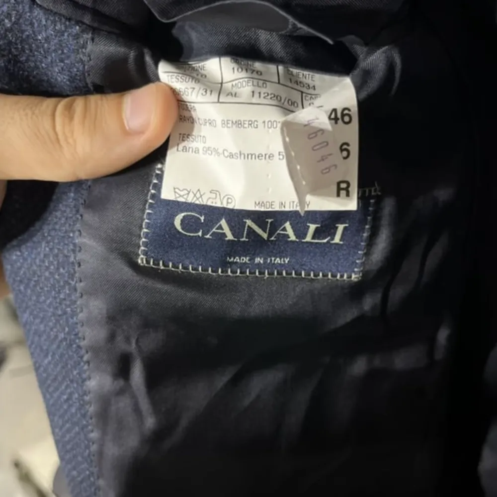 Säljer nu min fantastiska Canali kavaj med den vackra material blandningen av ull och lana cashmere. Kavajen är otroligt  stilren vilket gör det till ett perfekt köp. Det finns ett litet hål på insidans ärm. Detta är däremot inte synligt på kavajen.. Kostymer.