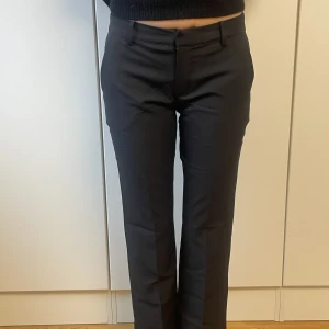 Lågmidjade kostymbyxor - Lågmidjade kostymbyxor med slits, Vera från Bikbok. Aldrig använda, storlek 38 🫶🏽🫶🏽
