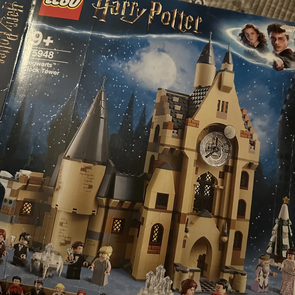 Harry Potter Lego Hogwarts Clock Tower 75948 Komplett och allt är i påsar men kartongen är förstörd. Köparen står för frakt eller hämtas i Stockholm.. Övrigt.