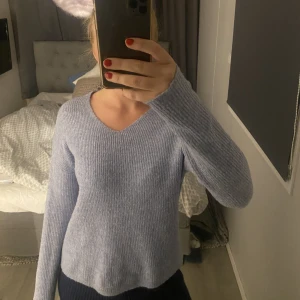 Stickad tröja - Stickad tröja men V-ringning från Vera moda. Storleken är xs, men passar mig som vanligtvis har medium💙