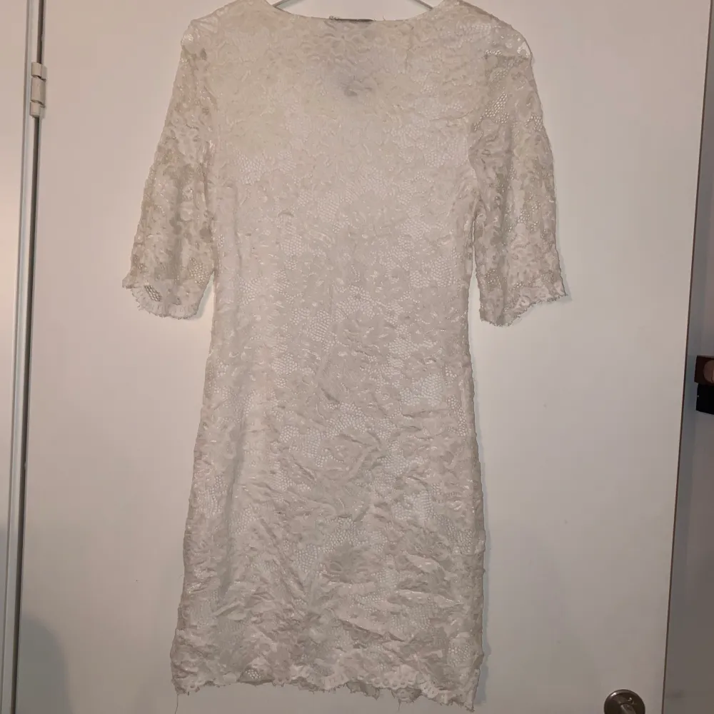 Storlek S/M. Det står 34 men skulle säga att det inte riktigt stämmer. Säljs då den tyvärr inte kommer till användning. För fler bilder/info skriv i DM😇💓. Mekot.