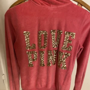 Victorias Sectret PINK zip up - En så snygg och skön zip up från PINK vs, den har en liten liten färgfläck längst ner på ärmen, annars helt perfekt! Perfekt för alla y2k girlies!!! Ps den är ännu mer rosa i verkligheten!
