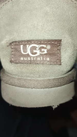 Uggs  - Säljer mina äkta uggs. Köpta för 1800 och jag säljer för 1000 kr. De är i relativt bra skick. De är varma och sköna och perfekt när det är kallt ute. Hör av dig vid frågor. 