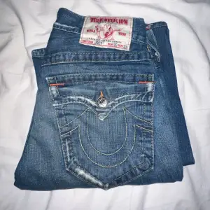 Säljer mina ass snygga true religion byxor passar för för mig som har st 36-38 i jeans.väldigt bra skick nästan aldrig använda 