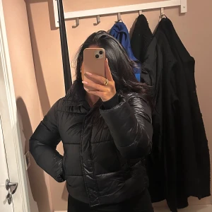 Vinterjacka - Supersnygg vinterjacka från Nelly som är slutsåld. Aldrig använd och säljer den då jag köpt en annan🤍 köpt för 699, behöver få bort den så pris kan diskuteras