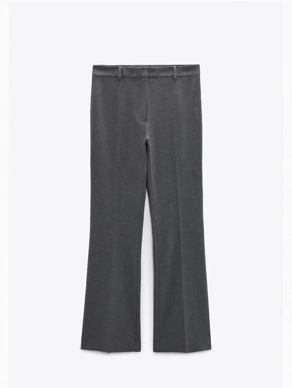 Säljer dessa gråa utsvängda kostymbyxor ifrån zara. Endast använda ett fåtal gånger så de är i mycket bra skick!❤️. Jeans & Byxor.