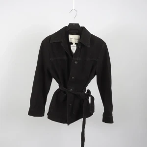 Svart jeansjacka  - Säljer nu min jättefina svarta jeans jacka med skärp från Carin Wester som aldrig kommit till användning. Den är lös i ärmarna och storlek 36, nypris 699kr Mitt pris går alltid att diskutera.