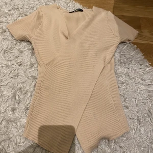 Topp  - Snygg topp som inte kommer till användning!