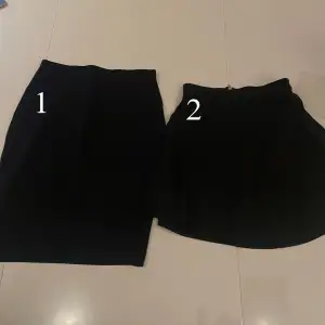 Två svarta kjolar med olika passform🖤Skriv gärna vid frågor och fler bilder✨En för 50 kr