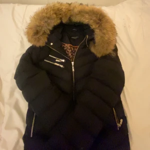 Hollies jacka - Säljer min hollies jacka som är andvänd 3/4 gånger men är som helt ny köpt för runt 4000 kr då den är i äkta päls den värmer jätte mycke och är perfekt nu till vintern💗(pälsen går att sätta på o ta bort)