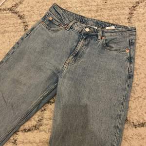 säljer dessa super fina blå jeansen från weekday. dessa är i formen mom jeans och dessa är ärvda av min syster, det har även ett litet hål under weekday lappen. Mer bilder, kom privat💕💕. 