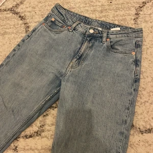 Jeans - säljer dessa super fina blå jeansen från weekday. dessa är i formen mom jeans och dessa är ärvda av min syster, det har även ett litet hål under weekday lappen. Mer bilder, kom privat💕💕. 