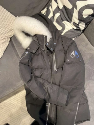 Jacka  - Vinterjacka av Moose Knuckles såklart äkta med mkt bra skick , cond 8/10 