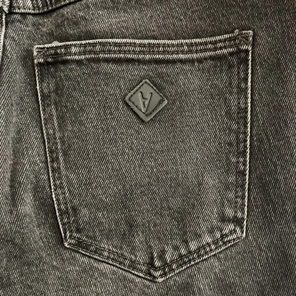 Säljer dessa Abrand jeans då de inte kommer till använding som jag hoppades 🩷 köpta på Design Only för 1200kr. Endast använda en gång därav i nyskick! modell - 94 high straight. Jeans & Byxor.