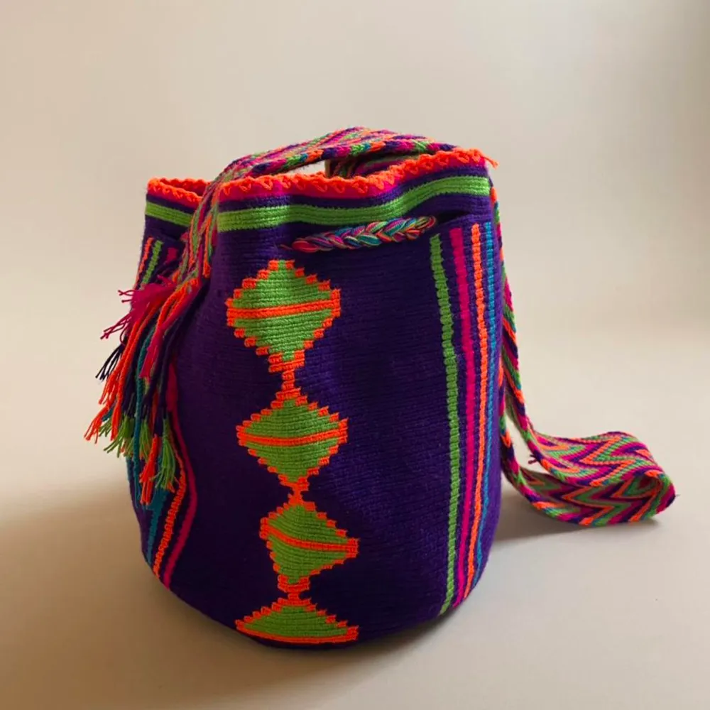 This vintage Mochila bucket bag is made in Colombia with colorful threads made of Cotton and Aloe.    Drawstring Closure with Fringed Tassels  30 CM/14 IN Length of Bag (not including strap) 25 CM/11 IN Width 53 CM/ 20.9 IN Drop . Väskor.