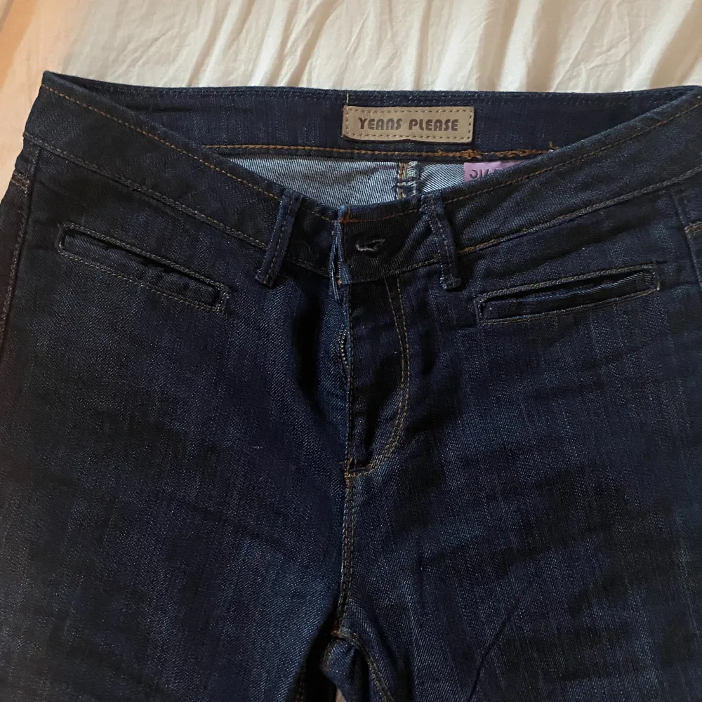 svinsnygga mörkblåa lågmidjade jeans köpta från vinted som jag säljer eftersom dom är för små🩵 midja 76 cm innerbenslängd 77 cm . Jeans & Byxor.