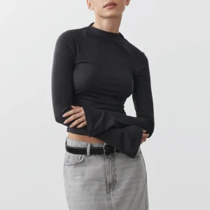 Soft touch funnel neck Is top - säljer denna toppen från gina tricot i mörkgrått. Använd få gånger så nästan som ny. 