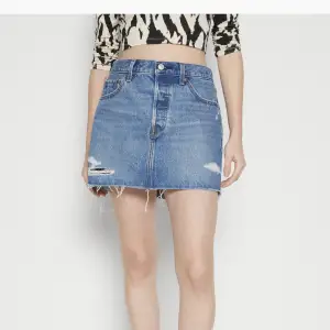 Säljer denna snygga jeans kjol från Levi’s☺️💖