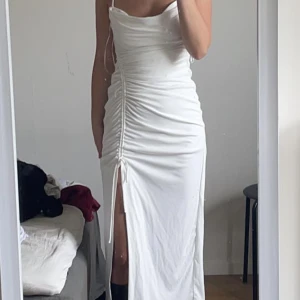 Zara klänning - Säljer denna fina vita klänning från ZARA då jag inte har fått användning för den💞Köpt för cirka ett år sedan, prislapp kvar. Helt oanvänd utöver att jag provat den 
