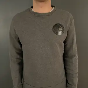 Versace crewneck inköpt på nk i Stockholm, skick 9,5/10, köpt för ca 1 år sen, kan tänka mig sänka priset vid snabb affär, köpt för 2000kr