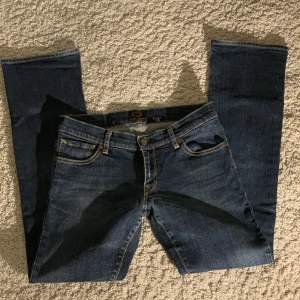Lågmidjade bootcut jeans i fint skick från crocker 💙midja 39,5 cm rakt över och innerbenslängd är 79 cm