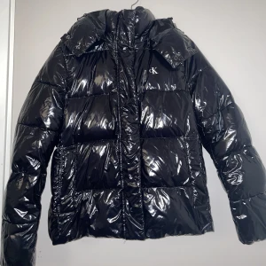 Calvin klein jacka - Säljer min Calvin Klein jacka då jag skaffat nya jackor för denna vintern💕Den är i väldigt fint skick och endast använd en vinter. Den är väldigt liten i storleken så skulle mer säga att de är en S. Nypris ca 2000 kr och säljer nu för 1100😇