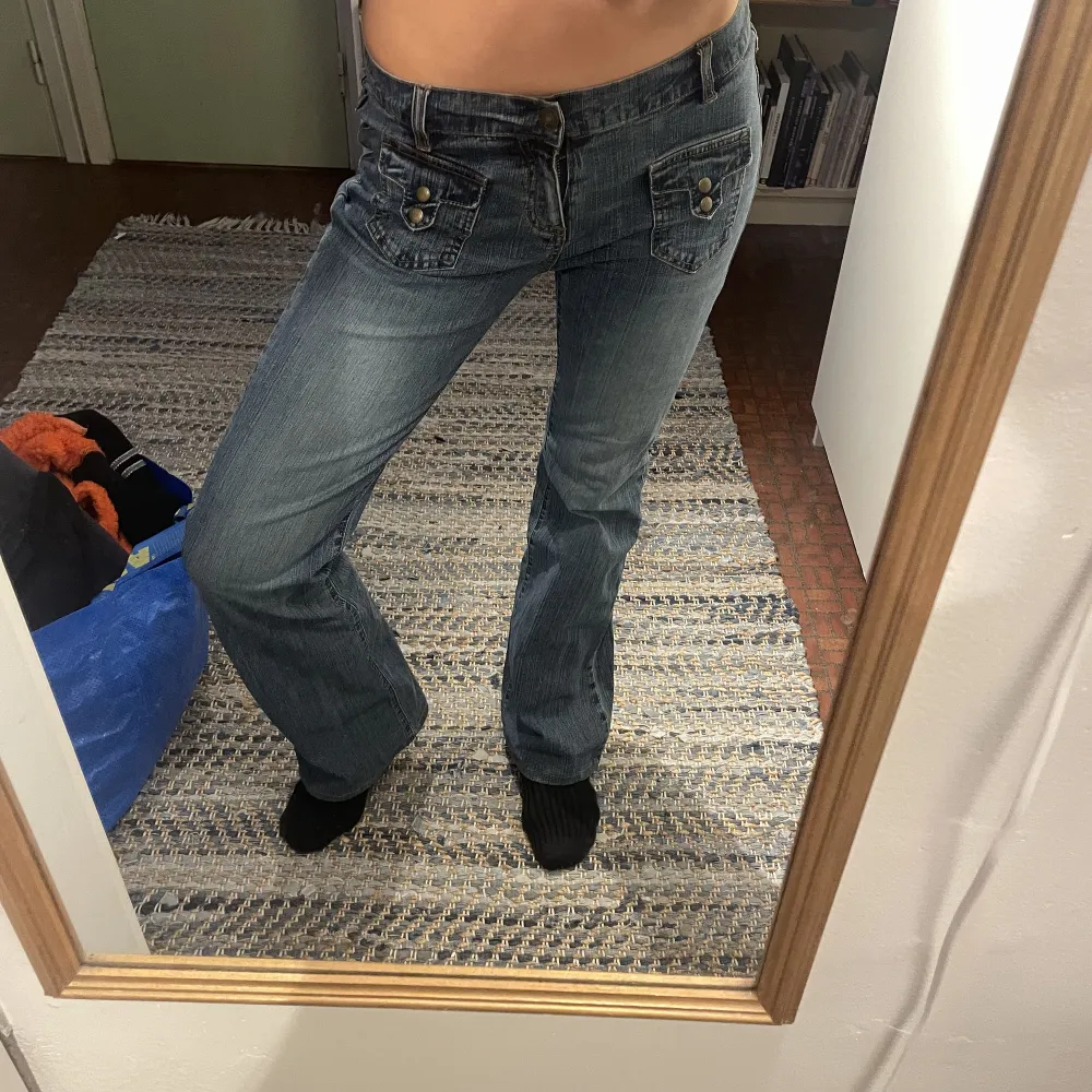 Ett par svinsnygga vida lowwaist jeans. Står storlek 34 men passar mig som är en S och 26/32 i jeans.. Jeans & Byxor.