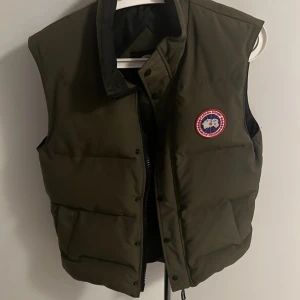 Canada goode väst S nyskick - Använt ett fåtal gånger köpt för ca 2 år sen. Nyskick. Nypris 6500