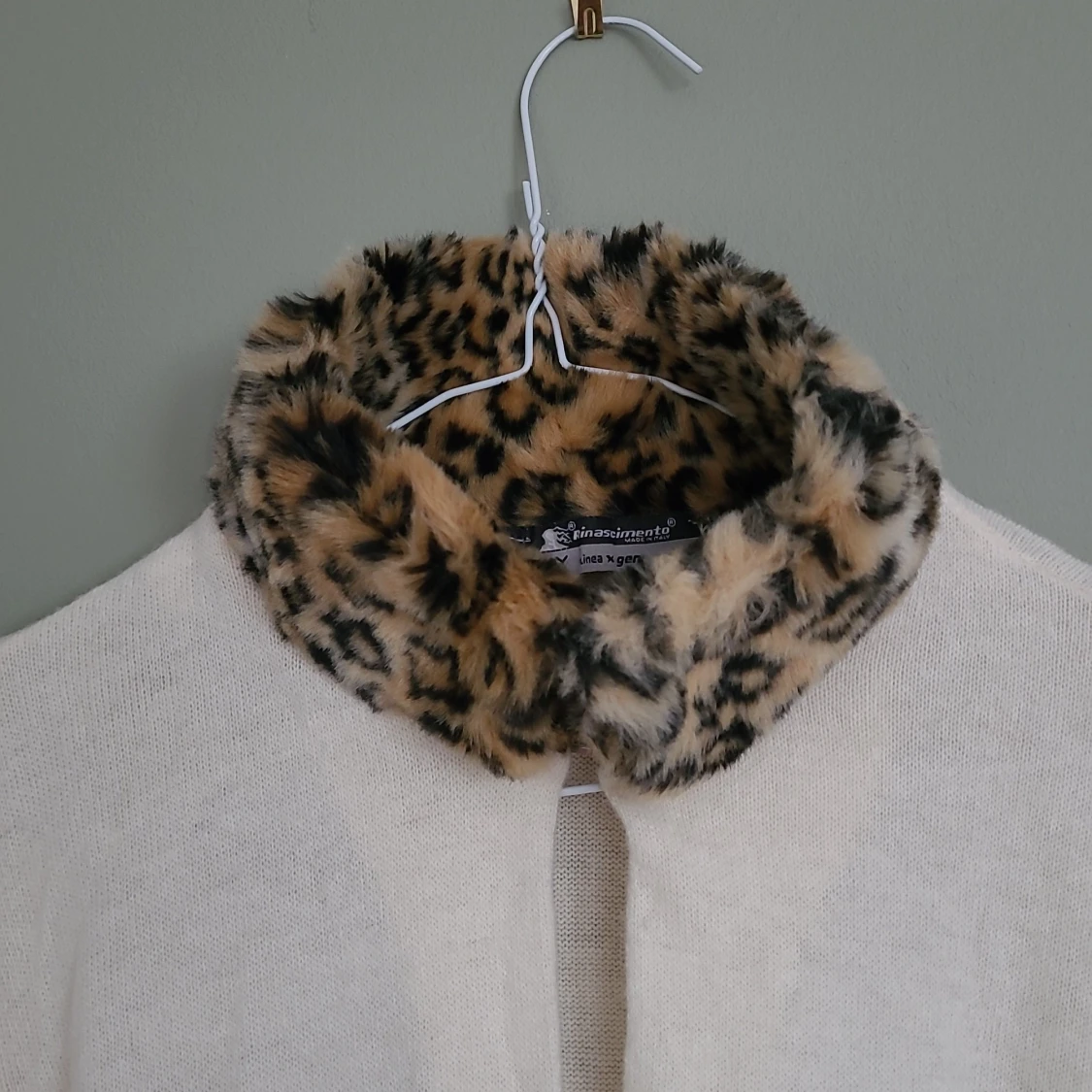 Kofta i ull med leopardkrage och muddar - 90