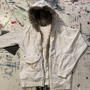 Pälskofta - Vit kofta med fina fickor och päls