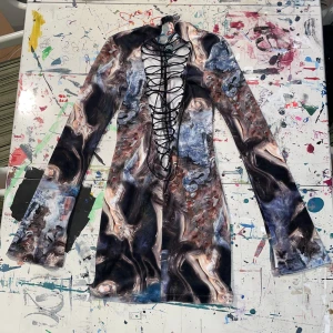 Klänning med snörning  - Klänningen har ett jättelent och skönt material, iom snörningen kan man även reglera storleken på samma sätt som med en korsett.