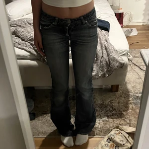 Lågmidjade jeans - Lågmidjade jeans som är utsvänga i byxbenen från vila. Jag har storlek xs och ca 160cm lång som referens. I bra skick dock är dragkedjan lite sönder men det syns inte eftersom de är så pass lågmidjde. Budgivning som gäller! Skriv om du har fler frågor💗