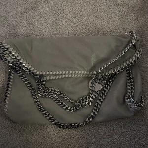 Stella McCartney väska  - Säljer min älskade Stella McCartney väska pga av att den inte kommit till användning den är i jätte bra skick  jag lägger ut den för 6000 men pris kan diskuteras!❤️❤️(äktighetsbevis finns!) 