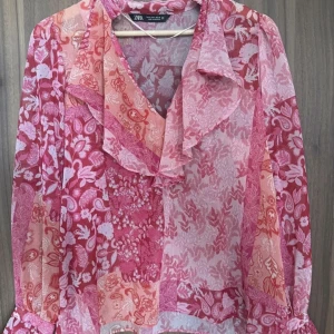 Blus - Blus från zara som inte säljs längre, storlek S men större i storleken. Aldrig använt. Pris kan diskuteras