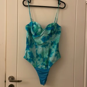 Snygg body/korsett - ZARA - En oanvänd body/korsett i härlig färg från ZARA. Storlek M. Ordinarie pris 299. Pris går att diskutera vid snabb affär :) 