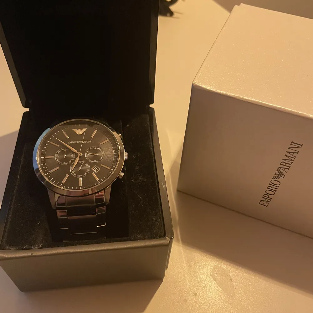 Snygg Armani klocka köpt för 3700kr på uret. Säljer då jag har annan klocka jag använder mer. Klockan är vädligt stilren och fler länkar skickas med . Accessoarer.