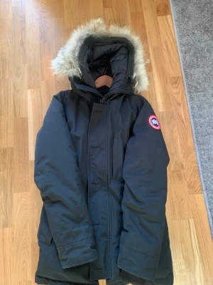 Canada goose jacka - Säljer nu min farsas canada jacka den är äkta! Skriv ifall ni vill ha bevis eller något. Pris kan diskuteras 