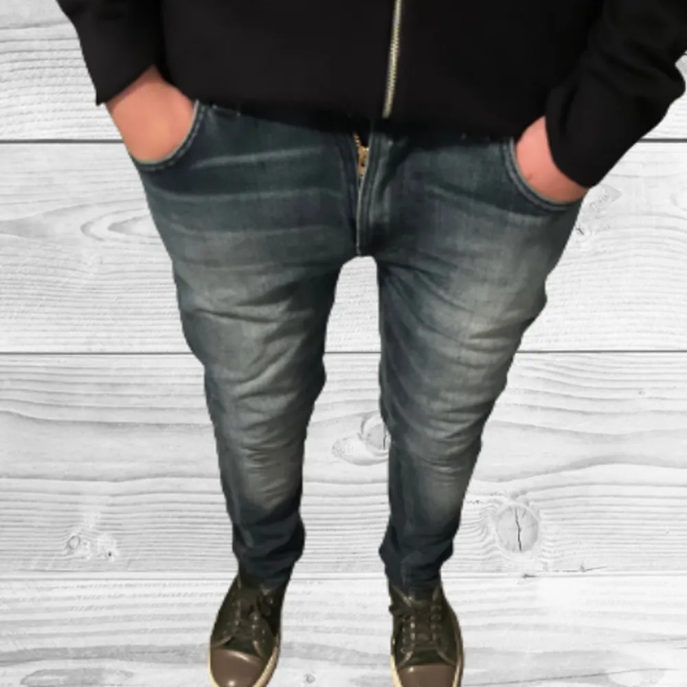 Ett par snygga nudie jeans.  Skicket är 9/10 då det inte finns några stora defekter. Hör av er vid frågor och funderingar!!. Jeans & Byxor.