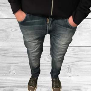 Ett par snygga nudie jeans.  Skicket är 9/10 då det inte finns några stora defekter. Hör av er vid frågor och funderingar!!