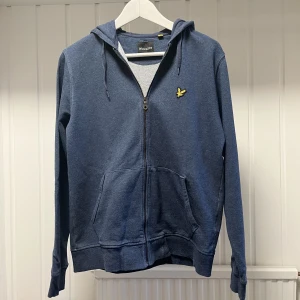 Lyle & Scott hoodie - Snygg Lyle & Scott hoodie!  Knappt använd och fint skick. Skick: 9/10 Nypris: 899kr Mitt pris: 150kr