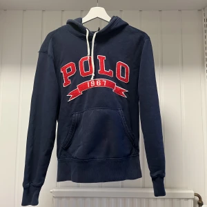 Ralph Lauren hoodie - Riktigt snygg Ralph lauren hoodie! Fet färg och superfint skick!  Storlek: Xs Skick: 8/10 Nypris: 2199kr Mitt pris: 400kr
