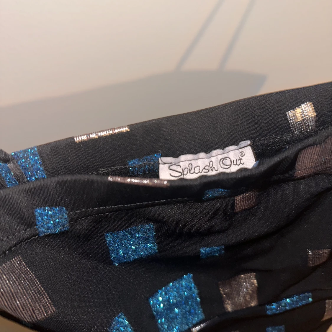 Y2K glitter linne med tunna band och slitsar  - 91