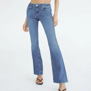 Low waist bootcut jeans - Säljer dessa blå low waist bootcut jeans från zara! 💕❤️